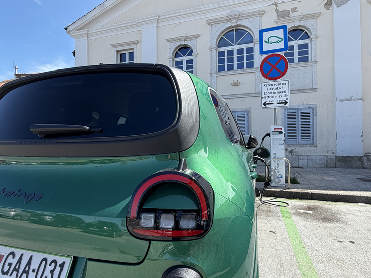 Rast prodaje električnih avtomobilov poganja tudi prihod manjših in cenovno dostopnejših vozil.  | Foto: Gregor Pavšič