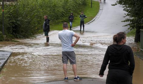 V delih Nemčije zaradi močnih neviht poplavljalo ceste in domove