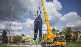 Logatec ima največje delovne hlače na svetu: visoke 17 metrov, težke 112 kilogramov