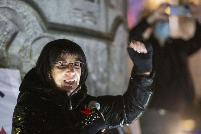 Petkovi protesti kolesarjev. Svetlana Makarovič. | Pesnica Svetlana Makarovič je bila ostra protestnica proti vladi Janeza Janše in ena glavnih podpornic "kolesarskih protestov". | Foto Bojan Puhek