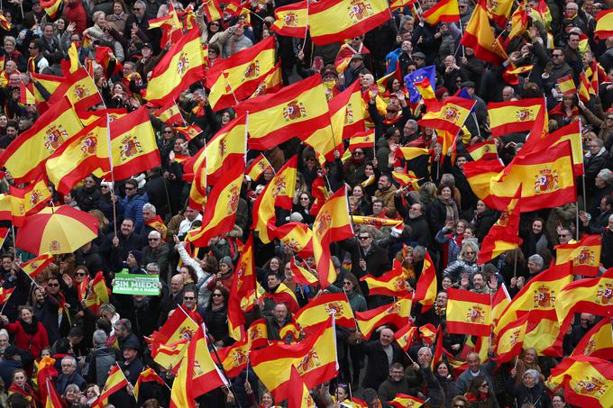 Protestniki v luči katalonskih teženj po neodvisnosti poudarjajo, da se o enotnosti Španije ni mogoče pogajati. | Foto: Reuters