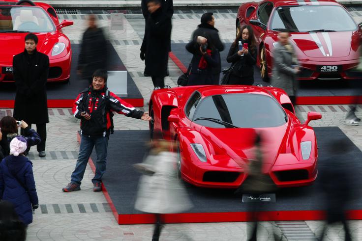 Stefan Eriksson je Gizmonda promoviral tudi tako, da se je udeležil avtomobilistične dirke 24 ur Le Mansa. Na dirko se je pripeljal z avtomobilom ferrari enzo (na fotografiji v ospredju), dirkal pa je prav tako s ferrarijem, in sicer z modelom 360 Modena. Oba avtomobila je kupil z denarjem, ki so ga vlagatelji namenili razvoju konzole Gizmondo. | Foto: Reuters