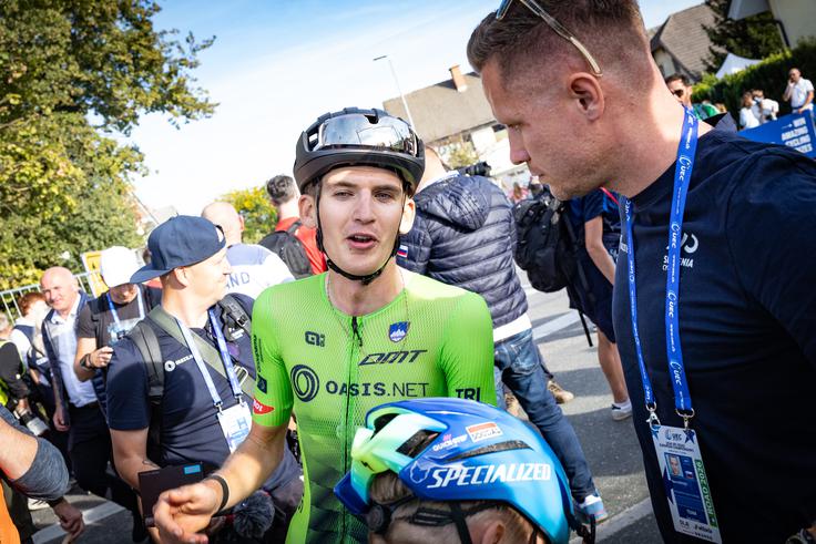 Jaka Marolt v pogovoru s selektorjem mladincev Nacetom Korošcem. | Foto: Ana Kovač