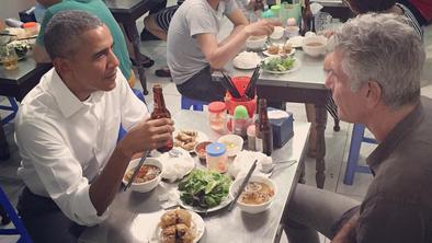 Obama v Vietnamu večerjal z Anthonyjem Bourdainom