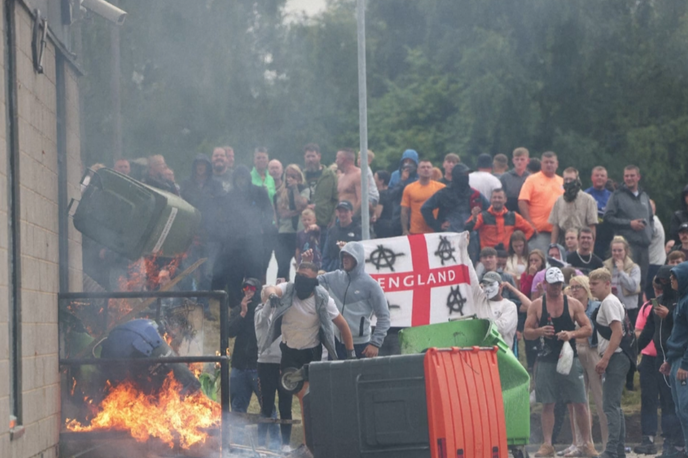 Anglija | Skrajno desničarske skupine danes načrtujejo demonstracije na več kot 30 lokacijah. | Foto Reuters