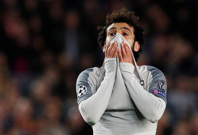 Mohamed Salah kar ni mogel verjeti, da je v zadnjih minutah srečanja zapravil imenitno priložnost in nastreljal vratnico. | Foto: Reuters
