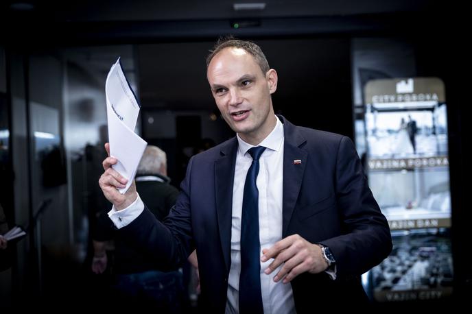 Anže Logar | Anže Logar naj bi s skrivanjem realnih zneskov prikrival dejstvo, da mu je kampanjo v veliki meri omogočila prav SDS, s katero nima nič, kot pravi. | Foto Ana Kovač