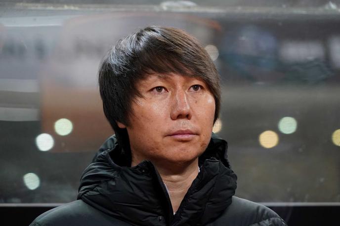 Li Tie | Dolga odsotnost od najbližjih in doma je na nogometaših pustila hude duševne posledice, pravi 42-letni kitajski selektor Li Tie. | Foto Getty Images