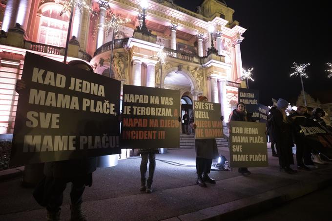 Nekateri udeleženci shoda so nosili napise "Želimo biti svetloba, ne pa nositi sveč", "Ko joče ena mama, jočejo vse mame" ter "Vse ste vzeli, otrok vam ne damo", "Napad na vas je terorizem, napad na otroke – incident!", poroča hrvaška tiskovna agencija Hina. | Foto: 