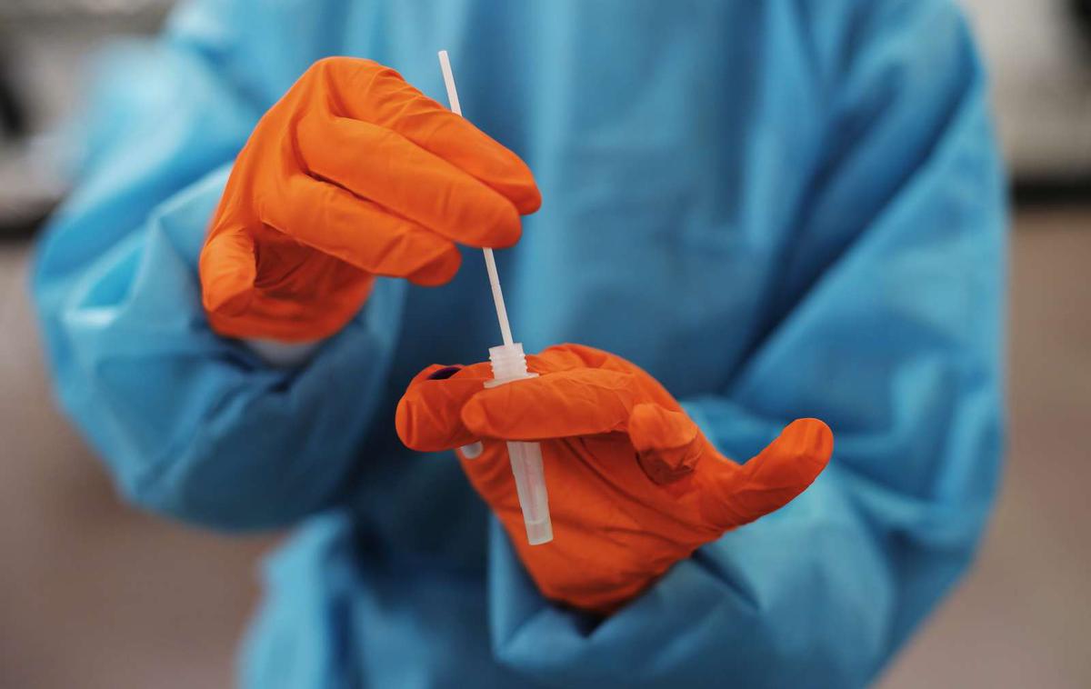 Testiranje koronavirus | Število okuženih v Sloveniji narašča, v bolnišnicah je že več kot sto ljudi, dvajset v enotah intenzivne terapije. Vlada bo glede na aktualno stanje že v nekaj dneh odločila, kako naprej.   | Foto STA
