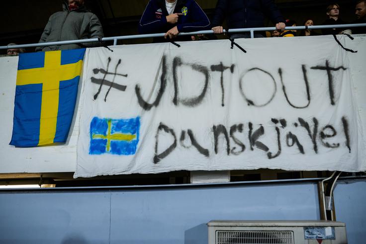 Nekateri navijači Švedske so izobesili transparent, s katerim si želijo sprememb na položaju selektorja. O usodi Jona Dahla Tommasona se bo odločalo danes. | Foto: Guliverimage