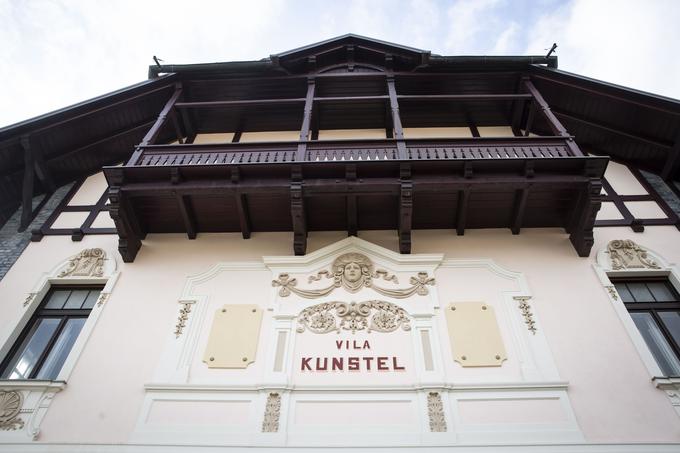Kunstljeva vila s svojo podobo izstopa, podobna je ljubljanskim vilam, tistim ob Prešernovi in Veselovi ulici. | Foto: Bojan Puhek