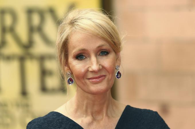 Avtorica knjig o mladem čarovniku z brazgotino v obliki strele, Joanne Rowling oziroma J. K. Rowling, je na krilih prodaje knjig in filmskih pravic postala ena od najbogatejših Britank. Zanimivo je, da je bila nekaj časa uvrščena tudi na lestvico svetovnih milijarderjev, a je z nje padla zaradi obilnih donacij dobrodelnim organizacijam in visokega britanskega davka na dobiček.  | Foto: Reuters