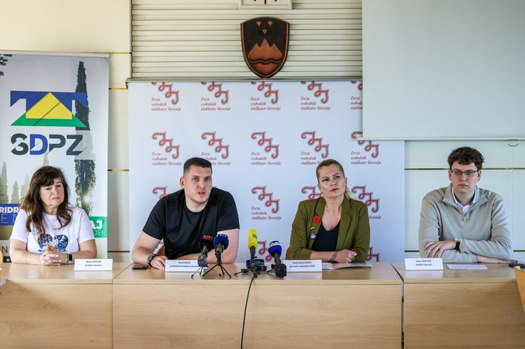 Melita Osenjak iz Sindikata taksistov, predsednik sindikata Sandi Kadić, generalna sekretarka SDPZ Saška Kiara Kumer in Josip Josipović iz sindikata taksistov. | Foto: Daniel Novakovič/STA