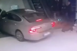 Moški v središču Maribora uničeval vozila