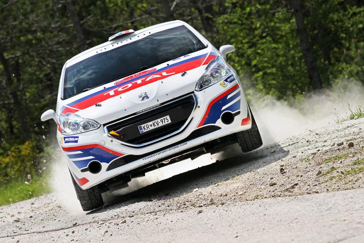 Lanski reli v Velenju je dobil Rok Turk, ki pa bo letos vozil le dvokolesno gnani Peugeotov dirkalnik, zapiske pa mu bo brala Martina Lazar. "Želja seveda ostaja po štirikolesno gnanemu dirkalniku R5, a za zdaj ni realno. Dobro smo pripravljeni. Program bomo prilagajali glede na razplet dogodkov na uvodnih relijih. Realna slika o favoritih ne bo jasna že v Velenju, ki je precej hiter reli in tu močnejši avtomobili pridejo bolj do izraza." (foto: Uroš Modlic) | Foto: 