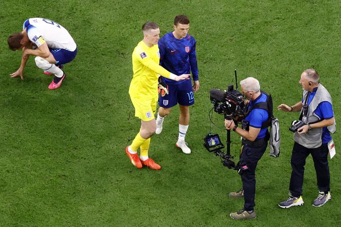 Harry Kane | Angleški vratar Jordan Pickford je kapetana Harryja Kanea, ki je po porazu razočarano jokal na zelenici, skušal zaščititi pred kamero.  | Foto Guliverimage