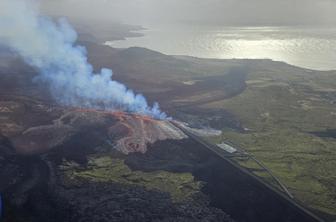 Islandski vulkan bruha lavo in dim #video