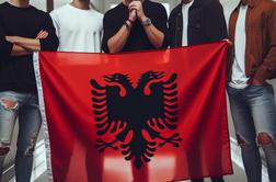 Zgražanje nad albansko zastavo: je bila res razgrnjena v slovenski šoli?