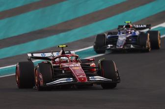 Lewis Hamilton ima vsega dovolj: Telefon gre v koš za smeti