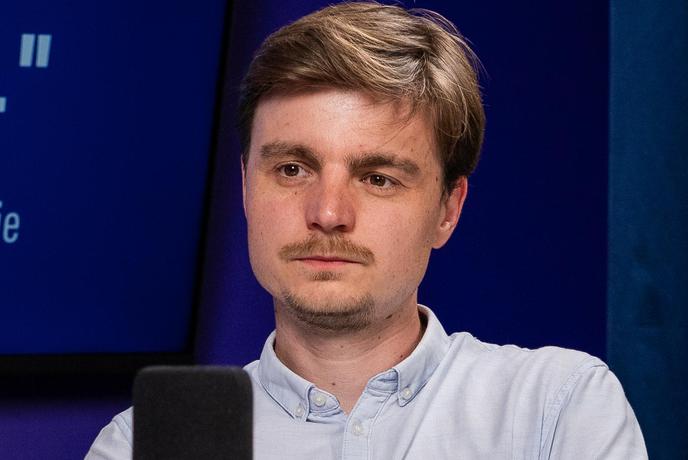 Njegovi skeči na spletu dosegajo množice: "Če želiš delati dober humor, moraš hoditi po meji"