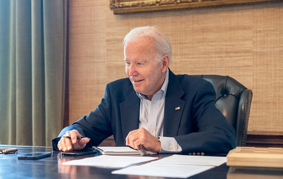 Joe Biden | Biden se je v petek virtualno srečal s svojo gospodarsko ekipo, in sicer iz svoje rezidence v Beli hiši. Govoril je s hripavim glasom. | Foto Reuters