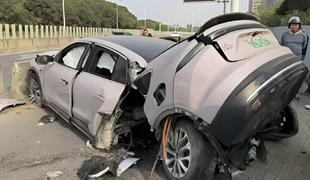 Kaj se je zgodilo? Kitajski limuzini je odtrgalo celoten zadek. #foto