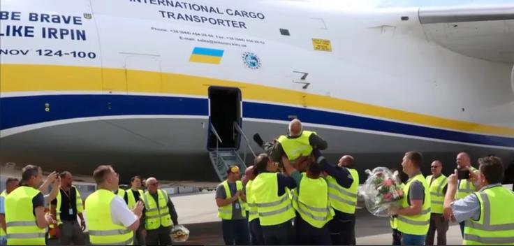 Veselje posadke in zaposlenih po uspešnem pristanku letala v Leipzigu. | Foto: Antonov Airlines