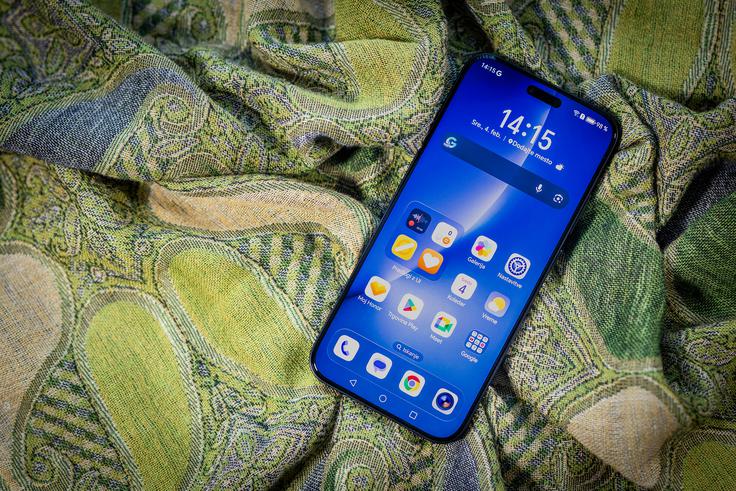 Zaslon pametnega telefona Honor Magic8 Pro sliko osvežuje do 120-krat v sekundi, uporablja pa tehnologijo OLED LTPO, kar zagotavlja žive barve ob odličnem kontrastu. | Foto: Gaja Hanuna