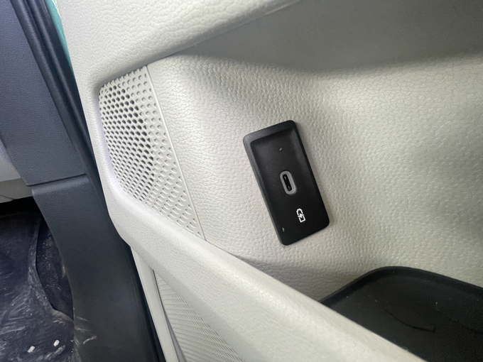 Priključki USB v vratih potnikov. | Foto: Gregor Pavšič