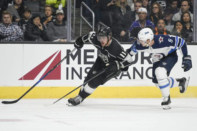 Anže Kopitar v dvoboju s hokejistom Winnipega Dmitrijem Kulikovom | Foto: Reuters