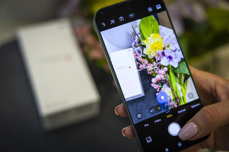 Tako kot Xiaomi 17 Ultra se tudi osnovni model Xiaomi 17 ponaša s trenutno najzmogljivejšim mobilnim procesorjem Qualcomm Snapdragon 8 Elite Gen 5, ki ga pri večjih obremenitvah ohlaja Xiaomijev sistem IceLoop. | Foto: Bojan Puhek