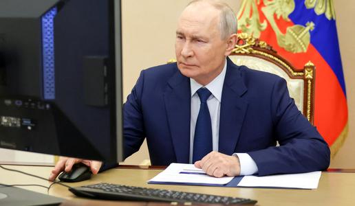 Putin glasoval z nekaj kliki, splet pa se zabava zaradi njegovega zaslona #video