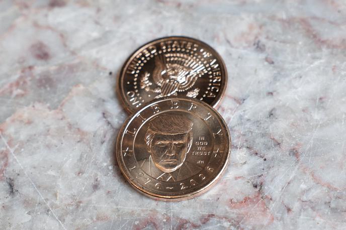 Donald Trump, kovanec | Poleg Trumpovega portreta sta na kovancu še napisa Svoboda (Liberty) in Zaupamo v Boga (In God we trust). Čeprav so kovanci zlate barve, niso izdelani iz zlata. | Foto Reuters
