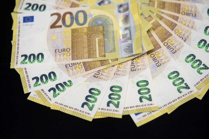 bankovci evro 200 | Minimalni znesek vpisa bo tisoč evrov, maksimalni pa sto tisoč evrov, pri čemer bo v primeru presežnega vpisa lahko število obveznic, ki bodo dodeljene posameznemu vlagatelju, manjše od vpisanega zneska, vendar ne manj kot tisoč evrov. | Foto STA