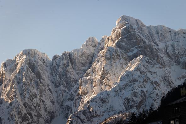 Pozor, v gorah je visoka nevarnost proženja plazov