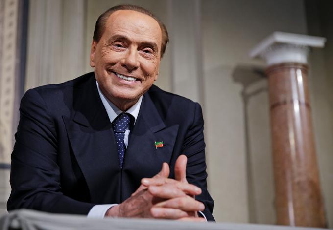 Pozitiven bris na novi koronavirus so Berlusconiju odvzeli med počitnicami na Sardiniji, kjer se je nekdanji italijanski premier družil tudi s poslovnežem Flaviem Briatorejem, ki je bil prav tako pozitiven na novi virus. | Foto: Reuters