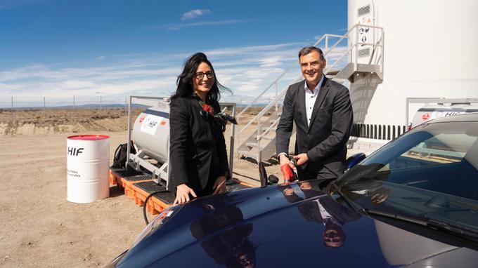 Barbara Frenkel in Michael Steiner, oba člana uprave Porscheja, dolivata prve primerke čilskega sintetičnega goriva v porscheja 911.
 | Foto: Porsche