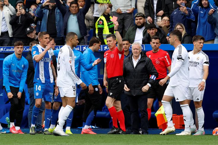 Kylian Mbappe je dvoboj z Alavesom sklenil predčasno. | Foto: Reuters