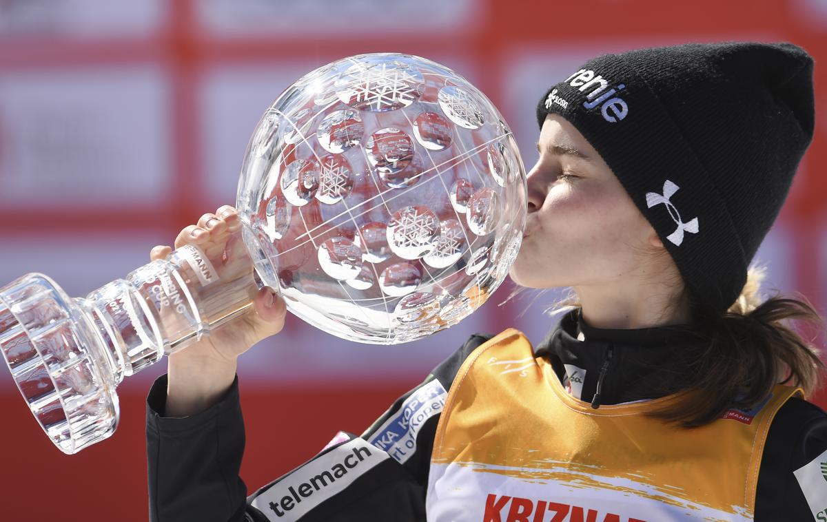 Nika Križnar | Nika Križnar je v pretekli sezoni osvojila veliki kristalni globus, kar je pred njo v skakalni družini uspelo dvakrat Primožu Peterku in enkrat njenemu idolu Petru Prevcu. | Foto Guliverimage