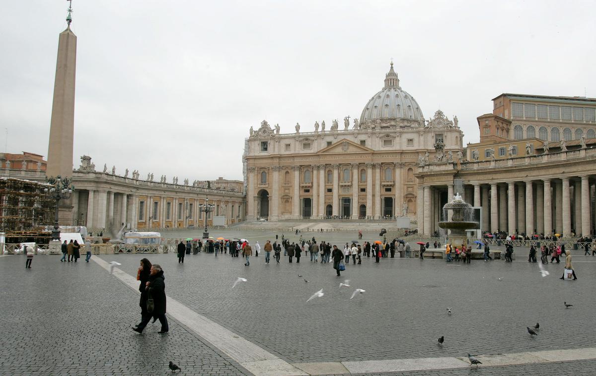 Vatikan | Voznik BMW-ja je na Trgu svetega Petra podrl več varnostnih ograj.  | Foto STA