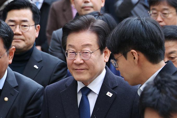 Vodja DP Lee Jae-myung je obsodil Yoonovo potezo in jo označil za neustavno. | Foto: Reuters