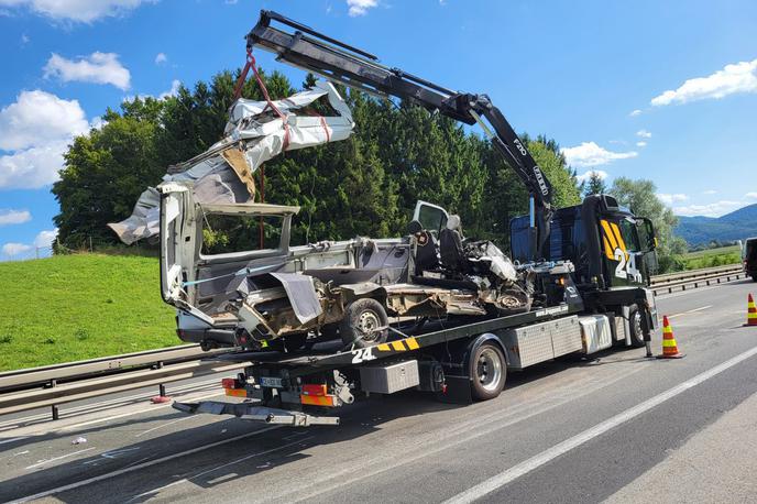 prometna nesreča Štajerska | Nesrečni ukrajinski kombi na avtocesti pred delovno zaporo pri Tepanju | Foto Bralec