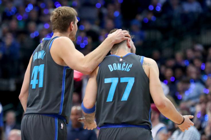 Luka Dončić, Dirk Nowitzki Prej so bili navijači Dallasa nori na številko 41, zdaj je z naskokom najbolj prodajana majica s številko 77 na hrbtu. | Foto: Getty Images