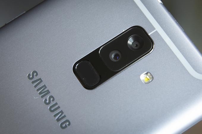 Tisto, kar že na prvi pogled loči pametni telefon Samsung Galaxy A6+ (2018) od njegovega najbližjega in enako starega rojaka, ki nima plusa v imenu, je (poleg nekoliko večjega zaslona) dvojna kamera na hrbtni strani. | Foto: Bojan Puhek