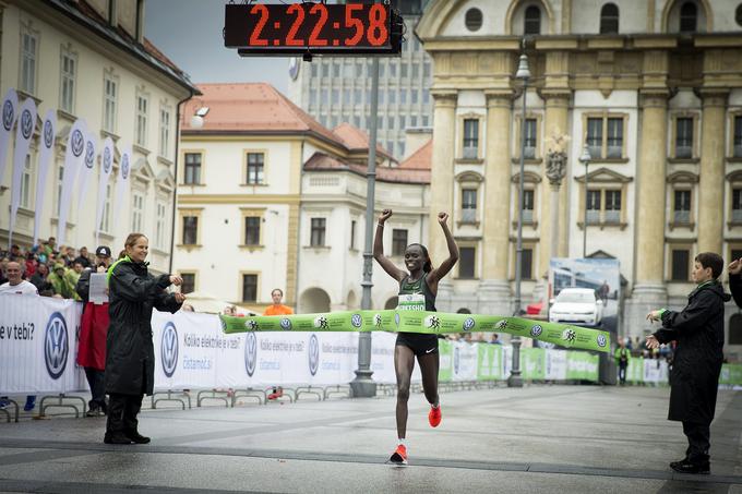 Kenijka Visiline Jepkesho je odtekla v času 2:22:58 in postavila najboljši čas proge med ženskami. | Foto: Ana Kovač