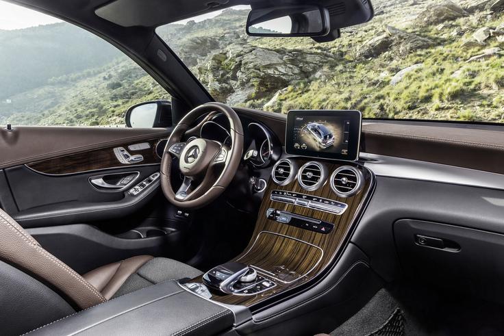 Mercedes-Benz je v začetku tedna v Slovenijo pripeljal prenovljeni razred C. | Foto: 