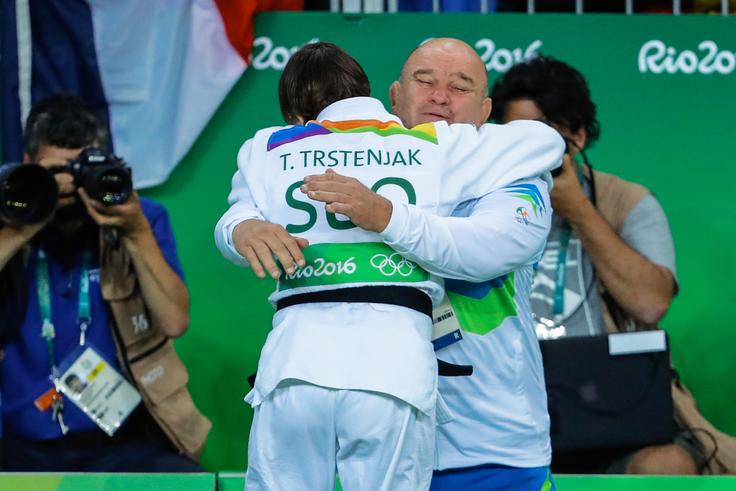 Objem po osvojenem naslovu olimpijske prvakinje. Zlato olimpijsko odličje sta osvojili že dve varovanki Marjana Fabjana: leta 2012 v Londonu Urška Žolnir in lani (na fotografiji) v Riu še Tina Trstenjak. | Foto: Stanko Gruden