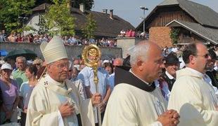 "Posrednikov med Bogom in Zemljani ni"