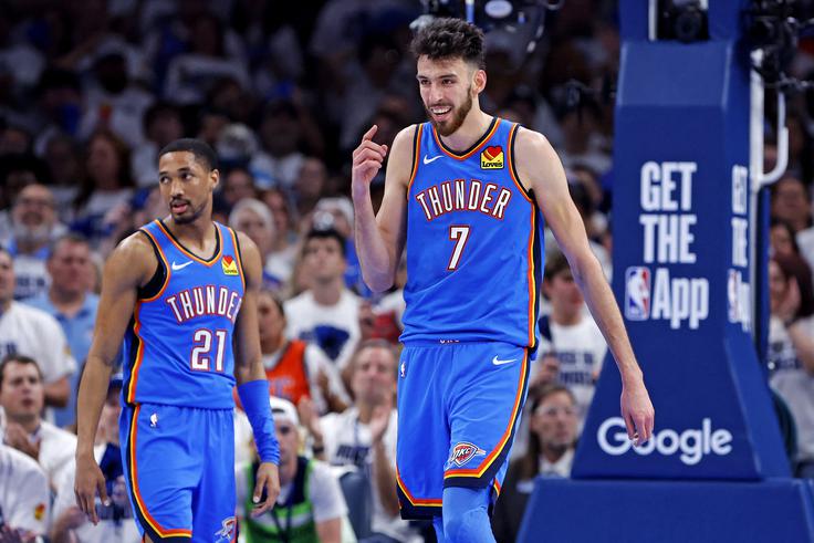 Najboljša zasedba OKC se je lahko že dobrih pet minut pred koncem preselila na klop. Thunder so imeli takrat v žepu velikansko prednost +34 (108:74), zmagovalec obračuna je bil že davno odločen. OKC je s povprečno starostjo 25,6 leta najmlajša ekipa v finalu lige NBA po Portlandu leta 1977. | Foto: Reuters
